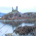 Kyleakin – vesnice v mořské úžině Loch Alsh, zřícenina hradu Moil.jpg