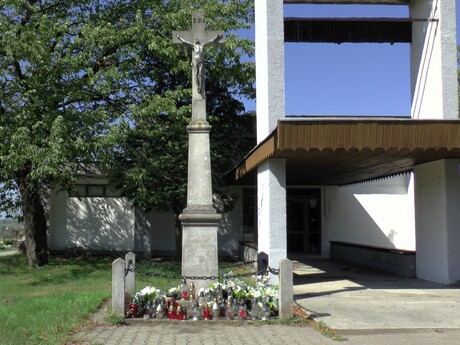 obec Kuchyňa - Dom smútku (kamenný kríž)