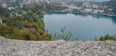 výhľad z hradu smerom na mestečko Bled