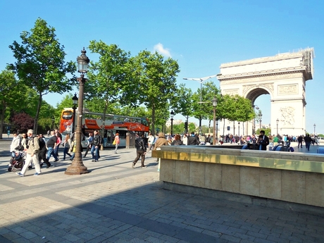 Víťazný oblúk (Arc de Triomphe) 