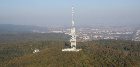 televízna veža situovaná uprostred bratislavského lesoparku na Kolibe
