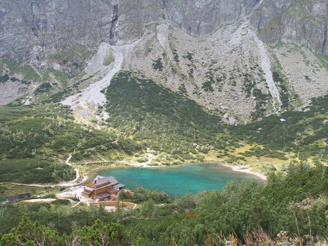 Chata pri Zelenom plese (v lete) - pohľad z hora