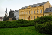 Nitra - Pribinovo námestie (žltá budova - Malý seminár)