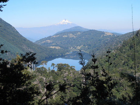 Výhľad na jazero Lago Tinquilco a na vulkán Villarica